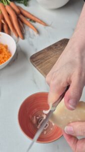 Hähnchen-Baguette mit Salat, Karotten und Parmesan Hähnchen-Baguette mit Salat, Karotten und Parmesan Hähnchenbagütte Schritt 15 Kartoffel Schälen Mit Messer 169x300
