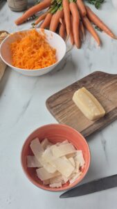 Hähnchen-Baguette mit Salat, Karotten und Parmesan Hähnchen-Baguette mit Salat, Karotten und Parmesan Hähnchenbagütte Schritt 16 Geriebene Karotten Und Parmesan 169x300