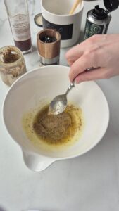 Hähnchen-Baguette mit Salat, Karotten und Parmesan Hähnchen-Baguette mit Salat, Karotten und Parmesan Hähnchenbagütte Schritt 20 Dressing In Schüssel Verrühren 169x300