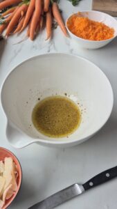 Hähnchen-Baguette mit Salat, Karotten und Parmesan Hähnchen-Baguette mit Salat, Karotten und Parmesan Hähnchenbagütte Schritt 21 Vinaigrette In Weisser Schüssel 169x300