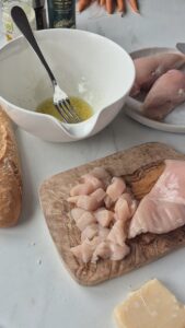 Hähnchen-Baguette mit Salat, Karotten und Parmesan Hähnchen-Baguette mit Salat, Karotten und Parmesan Hähnchenbagütte Schritt 5 Hähnchenbrust In Würfel Schneiden 169x300