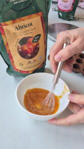 Fruchtpralinen ohne Schokolade Fruchtpralinen ohne Schokolade Praline Rezept Schritt 1 Aprikosenmasse In Schüssel Rühren Mit Puderzucker 169x300
