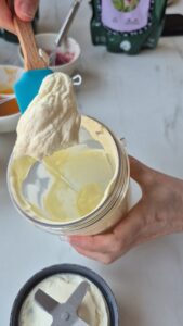 Fruchtpralinen ohne Schokolade Fruchtpralinen ohne Schokolade Praline Rezept Schritt 12 Schlagsahne Aus Behälter Löffeln 169x300