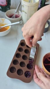 Fruchtpralinen ohne Schokolade Fruchtpralinen ohne Schokolade Praline Rezept Schritt 13 Füllung In Silikonform Geben 169x300