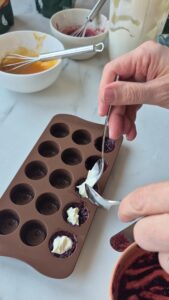 Fruchtpralinen ohne Schokolade Fruchtpralinen ohne Schokolade Praline Rezept Schritt 14 Füllung In Silikonform Geben 169x300