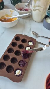 Fruchtpralinen ohne Schokolade Fruchtpralinen ohne Schokolade Praline Rezept Schritt 15 Füllen Der Pralinenform 169x300