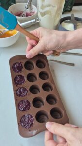 Fruchtpralinen ohne Schokolade Fruchtpralinen ohne Schokolade Praline Rezept Schritt 16 Fruchtmasse In Pralinienform Füllen 169x300
