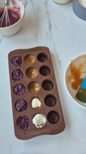 Fruchtpralinen ohne Schokolade Fruchtpralinen ohne Schokolade Praline Rezept Schritt 18 Pralinensilikonform Wird Befüllt 169x300