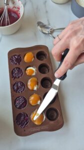 Fruchtpralinen ohne Schokolade Fruchtpralinen ohne Schokolade Praline Rezept Schritt 19 Füllung In Silikonform Geben 169x300