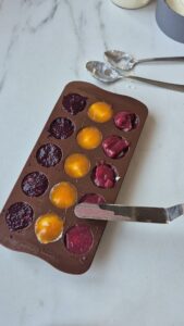 Fruchtpralinen ohne Schokolade Fruchtpralinen ohne Schokolade Praline Rezept Schritt 23 Fruchtpralinen In Silikonform Befüllen 169x300