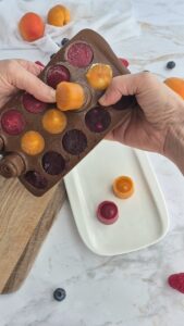 Fruchtpralinen ohne Schokolade Fruchtpralinen ohne Schokolade Praline Rezept Schritt 25 Fruchtpralinen Aus Silikonform Lösen 169x300