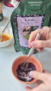 Fruchtpralinen ohne Schokolade Fruchtpralinen ohne Schokolade Praline Rezept Schritt 3 Cassis Pulver Einrühren Schüssel 169x300