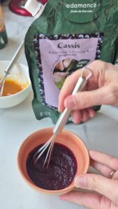 Fruchtpralinen ohne Schokolade Fruchtpralinen ohne Schokolade Praline Rezept Schritt 4 Cassis Fruchtpüree Aufrühren 169x300
