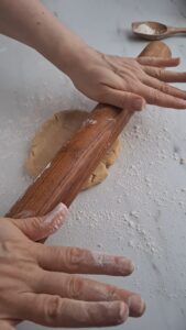 Stachelbeertarte, ganz einfach wie bei Oma Stachelbeer Kuchen Rezept Schritt 1 Teig Ausrollen Mit Nudelholz 169x300