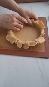 Stachelbeertarte, ganz einfach wie bei Oma Stachelbeerkuchen Rezept Schritt 3 Mürbeteig Rand Formen 169x300