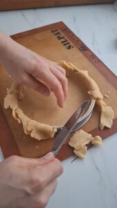 Stachelbeertarte, ganz einfach wie bei Oma Stachelbeerkuchen Rezept Schritt 4 Tarteteig In Form Schneiden 169x300