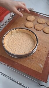 Stachelbeertarte, ganz einfach wie bei Oma Stachelbeerkuchen Rezept Schritt 7 Mürbeteig In Springform Drücken 169x300