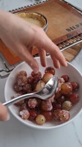 Stachelbeertarte, ganz einfach wie bei Oma Stachelbeertarte Rezept Schritt 10 Stachelbeeren Mit Zucker Vermengen 169x300