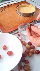 Stachelbeertarte, ganz einfach wie bei Oma Stachelbeertarte Rezept Schritt 8 Stachelbeeren Putzen Vorbereiten 169x300