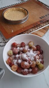 Stachelbeertarte, ganz einfach wie bei Oma Stachelbeertarte Rezept Schritt 9 Stachelbeeren Mit Zucker Bestreut 169x300