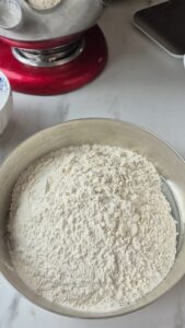 Apfelkuchen mit Crème fraîche aus der Normandie Apfelkuchen mit Crème fraîche aus der Normandie Apfelkuchen Creme Fraiche Schritt 11 Mehl In Schüssel Abgemessen