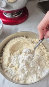 Apfelkuchen mit Crème fraîche aus der Normandie Apfelkuchen mit Crème fraîche aus der Normandie Apfelkuchen Creme Fraiche Schritt 14 Mehl Und Creme Fraiche Mischen