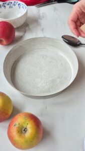 Apfelkuchen mit Crème fraîche aus der Normandie Apfelkuchen mit Crème fraîche aus der Normandie Apfelkuchen Creme Fraiche Schritt 19 Form Mit Zucker Ausstreün