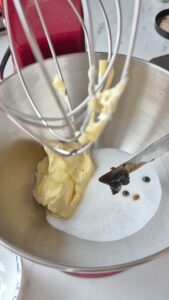 Apfelkuchen mit Crème fraîche aus der Normandie Apfelkuchen mit Crème fraîche aus der Normandie Apfelkuchen Creme Fraiche Schritt 2 Butter Zucker Vanille Mischen