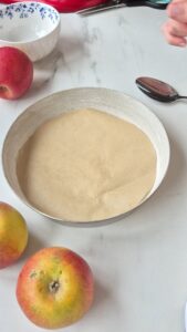 Apfelkuchen mit Crème fraîche aus der Normandie Apfelkuchen mit Crème fraîche aus der Normandie Apfelkuchen Creme Fraiche Schritt 20 Apfelkuchen Teig In Backform