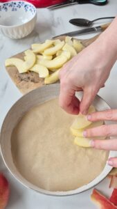 Apfelkuchen mit Crème fraîche aus der Normandie Apfelkuchen mit Crème fraîche aus der Normandie Apfelkuchen Creme Fraiche Schritt 22 Apfelscheiben In Form Legen