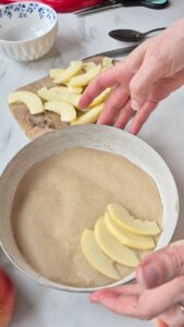 Apfelkuchen mit Crème fraîche aus der Normandie Apfelkuchen mit Crème fraîche aus der Normandie Apfelkuchen Creme Fraiche Schritt 23 Apfelscheiben In Kuchenform Legen