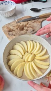 Apfelkuchen mit Crème fraîche aus der Normandie Apfelkuchen mit Crème fraîche aus der Normandie Apfelkuchen Creme Fraiche Schritt 25 Apfelscheiben In Backform Legen