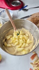 Apfelkuchen mit Crème fraîche aus der Normandie Apfelkuchen mit Crème fraîche aus der Normandie Apfelkuchen Creme Fraiche Schritt 27 Apfelstücke In Teig Rühren