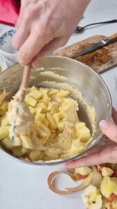 Apfelkuchen mit Crème fraîche aus der Normandie Apfelkuchen mit Crème fraîche aus der Normandie Apfelkuchen Creme Fraiche Schritt 28 Apfelstücke Unter Teig Heben