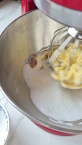 Apfelkuchen mit Crème fraîche aus der Normandie Apfelkuchen mit Crème fraîche aus der Normandie Apfelkuchen Creme Fraiche Schritt 3 Butter Zucker Mischen Mixer