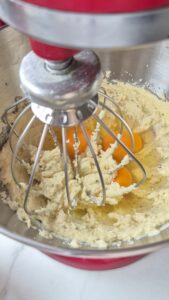 Apfelkuchen mit Crème fraîche aus der Normandie Apfelkuchen mit Crème fraîche aus der Normandie Apfelkuchen Creme Fraiche Schritt 5 Eier In Teig Mixen