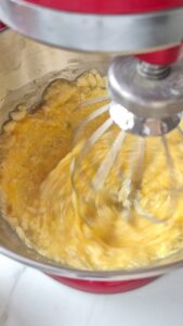 Apfelkuchen mit Crème fraîche aus der Normandie Apfelkuchen Creme Fraiche Schritt 6 Eier Butter Mischen Mixer