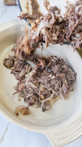 Entenconfit-Auflauf mit Kartoffeln Entenconfit-Auflauf mit Kartoffeln Auflauf Entenconfit Kartoffeln Schritt 10 Zerzupftes Entenconfit In Auflauffor