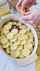 Entenconfit-Auflauf mit Kartoffeln Entenconfit-Auflauf mit Kartoffeln Auflauf Entenconfit Kartoffeln Schritt 12 Kartoffelscheiben Auf Auflauf Legen