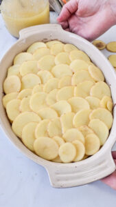 Entenconfit-Auflauf mit Kartoffeln Entenconfit-Auflauf mit Kartoffeln Auflauf Entenconfit Kartoffeln Schritt 13 Kartoffelscheiben In Auflaufform Sch