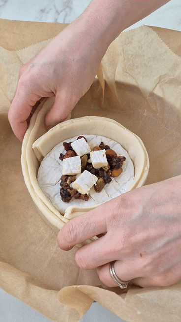 Gebackene Camembert mit trocken Früchten und Rum Blätterteig Um Den Camembert Legen