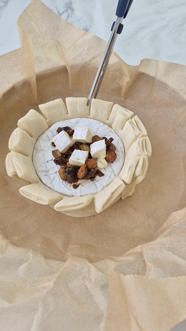 Gebackene Camembert mit trocken Früchten und Rum Blättterteig Mit Schere Anschneiden Camembert