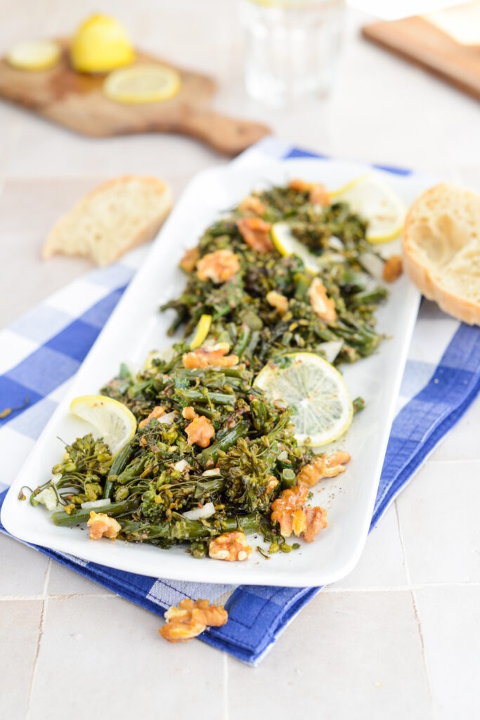 Brokkolisalat mit karamellisierten Walnüssen Brokkoli Salat Mit Karamellisierten Walnüssen