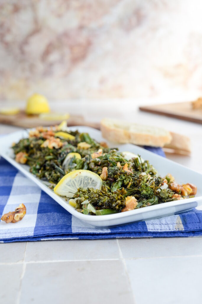 Brokkolisalat mit karamellisierten Walnüssen Brokkoli Salat Zitronen Walnüssen