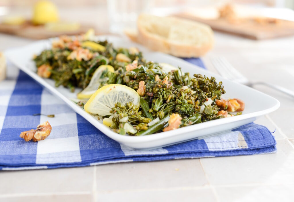 Brokkolisalat mit karamellisierten Walnüssen Brokkolisalat