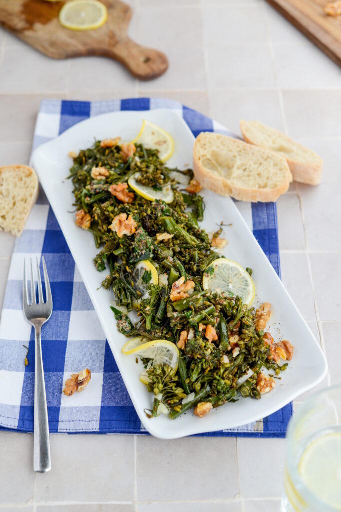 Brokkolisalat mit karamellisierten Walnüssen Brokkolisalat Mit Karamellisierten Walnüssen