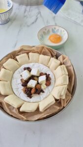 Gebackene Camembert mit trocken Früchten und Rum Gebackene Camembert mit trocken Früchten und Rum Camembert Mit Rum Schritt 12 Camembert Mit Teig Und Füllung 169x300