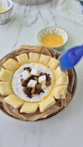 Gebackene Camembert mit trocken Früchten und Rum Gebackene Camembert mit trocken Früchten und Rum Camembert Mit Rum Schritt 13 Blätterteig Mit Ei Bestreichen 169x300