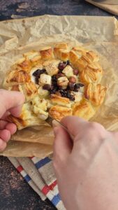 Gebackene Camembert mit trocken Früchten und Rum Gebackene Camembert mit trocken Früchten und Rum Camembert Mit Rum Schritt 15 Camembert Aufbrechen Mit Händen 169x300