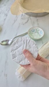 Gebackene Camembert mit trocken Früchten und Rum Gebackene Camembert mit trocken Früchten und Rum Camembert Mit Rum Schritt 3 Camembert Aus Verpackung Nehmen 169x300